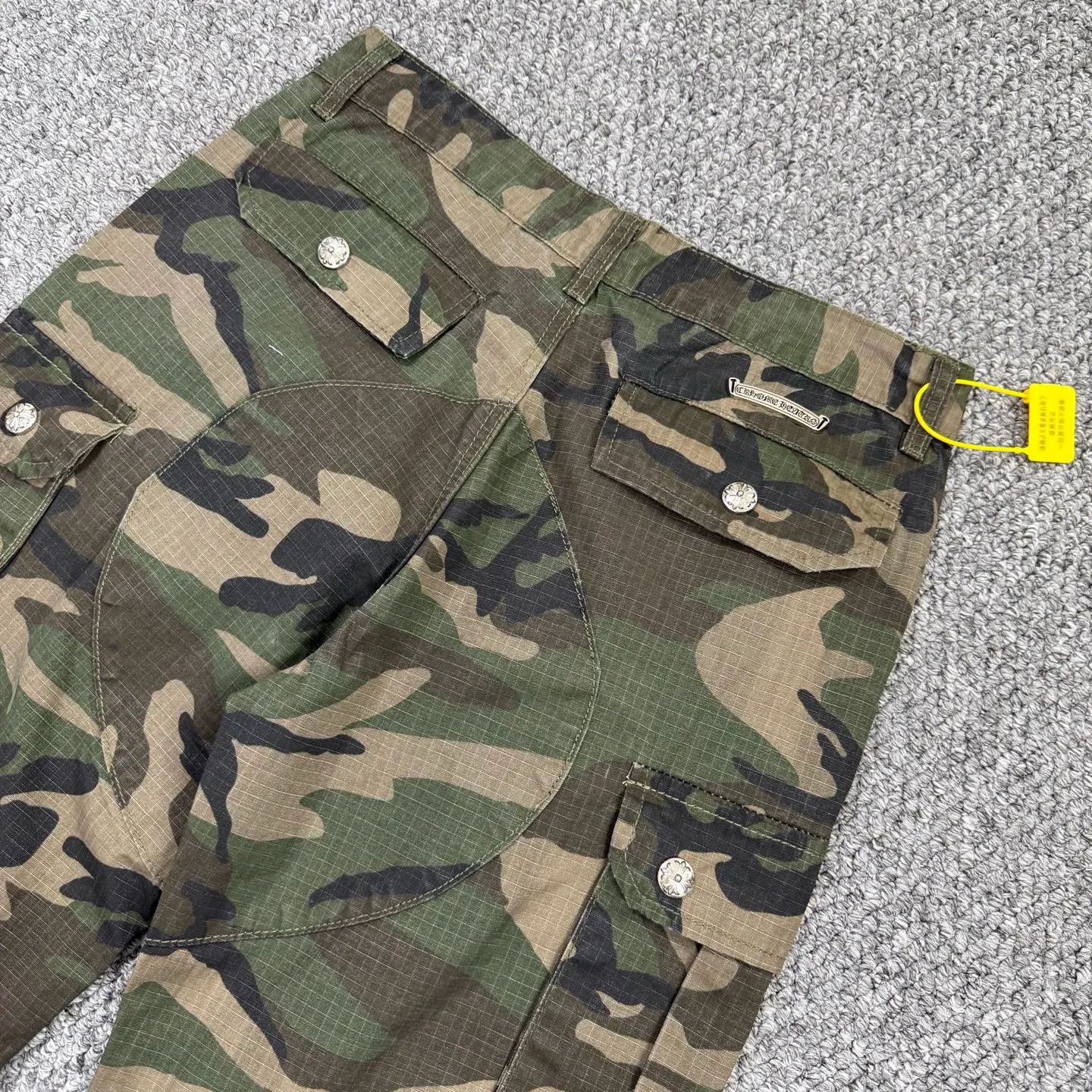 P260 Style number: H855 Chrome Hearts & Chrome Hearts new silver camouflage three-dimensional pocket overalls, original customized fabric, the same high-end simple and loose version as the Internet celebrity star, with multiple embroidered letter LOGO designs, very high-end and stylish! The fabric feels very comfortable, a super versatile and good-looking overalls Size: 28-30-32-34-36 Color: Camouflage